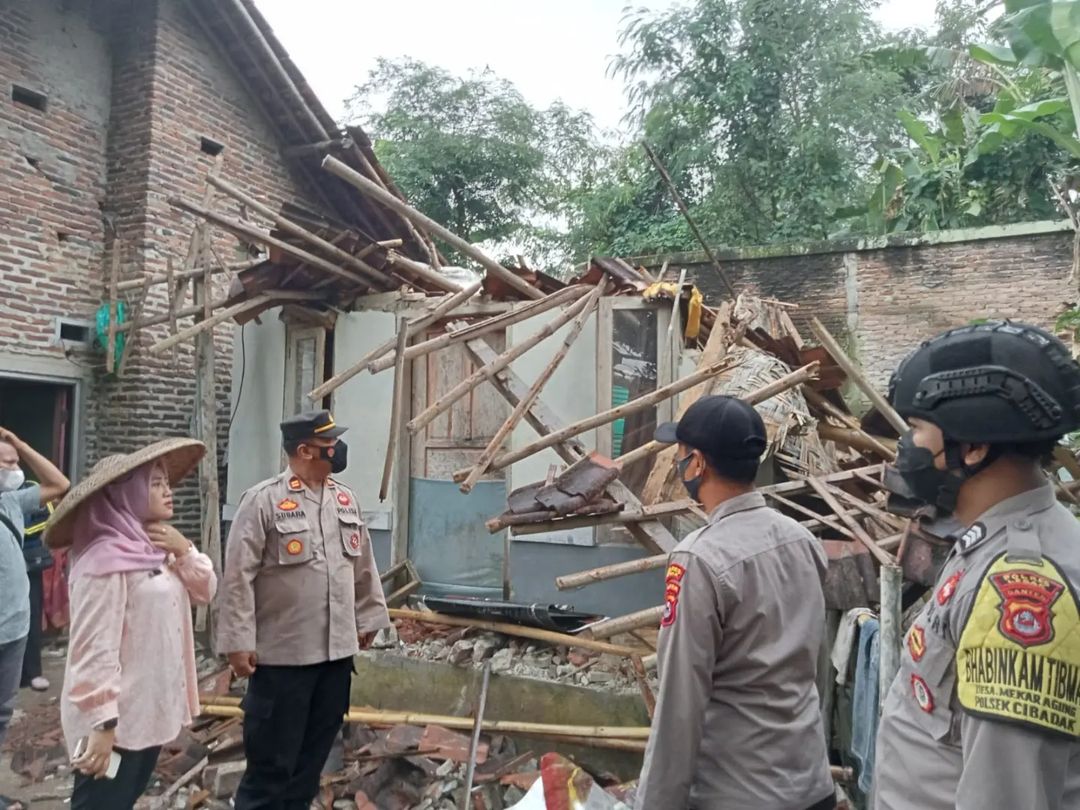 Gempa 6.7 Magnitudo Rumah Warga Ambruk, Kapolsek Cibadak Sigap Turun ke Lokasi bersama Kades Nensi