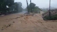 Diguyur Hujan Deras, Sejumlah Wilayah di Kecamatan Bayah Diterjang Banjir hingga Meluap ke Jalan